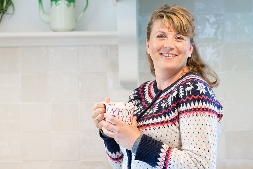 Klaske met een mok in haar handen